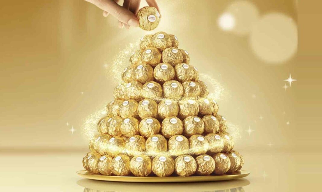 Ferrero Rocher Distribui Pirâmides de Graça na Nova Campanha 2024