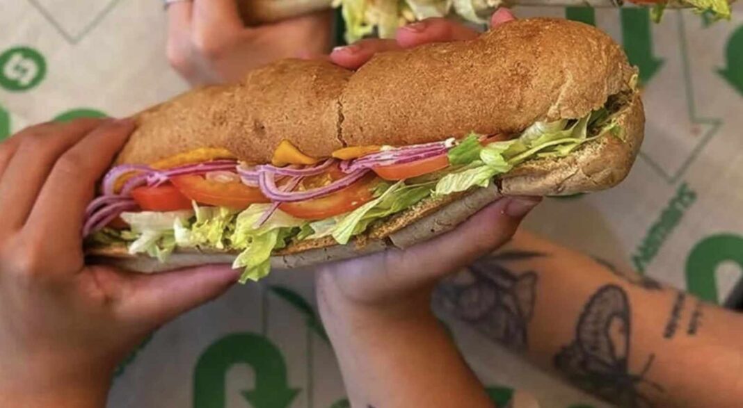 A Subway preparou uma surpresa deliciosa para quem achava que o dia 30 de fevereiro não existia! No dia 28 deste mês, o clássico Sub de 15 cm de Frango Defumado com Cream Cheese se transforma em um incrível Footlong de 30 cm