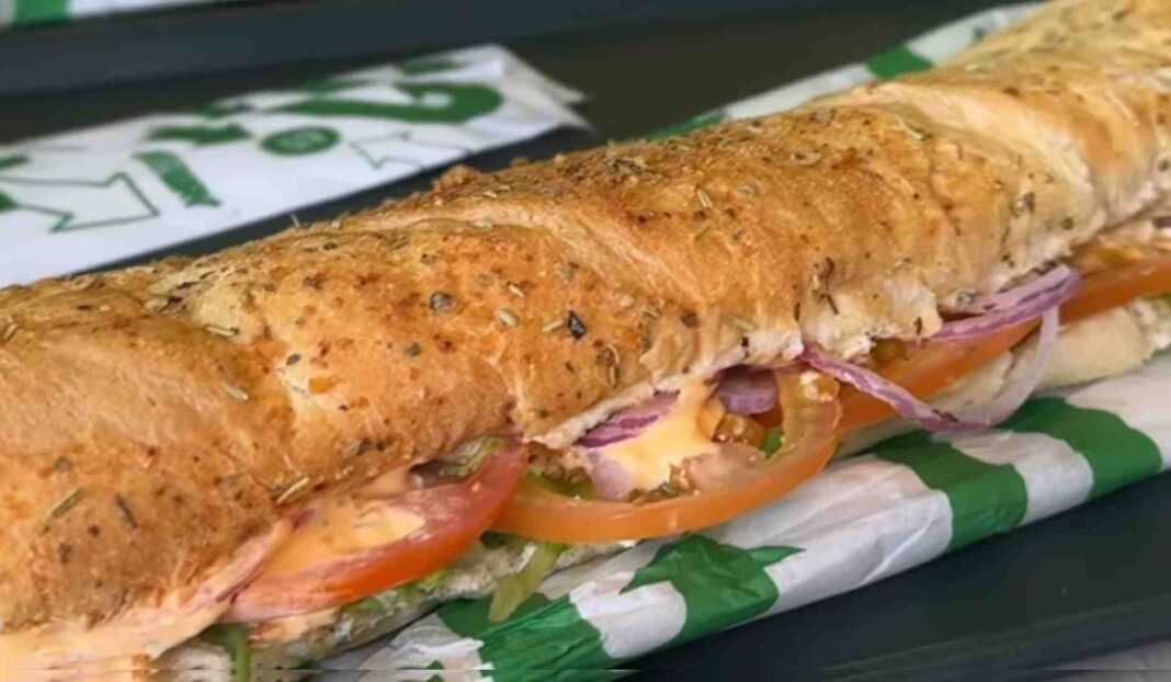 Sub Steak Churrasco de 15 cm acompanhado de uma bebida (refrigerante de 500ml ou água), o cliente receberá um Footlong de 30 cm pelo mesmo preço do Sub de 15 cm