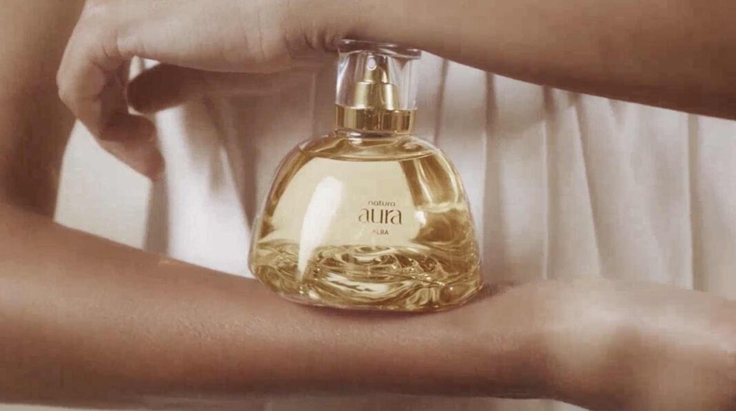 Natura lança fragrância Aura Alba com distribuição de brindes, experiências sensoriais e vouchers exclusivos em 8 capitais, de 17/04 a 11/05.