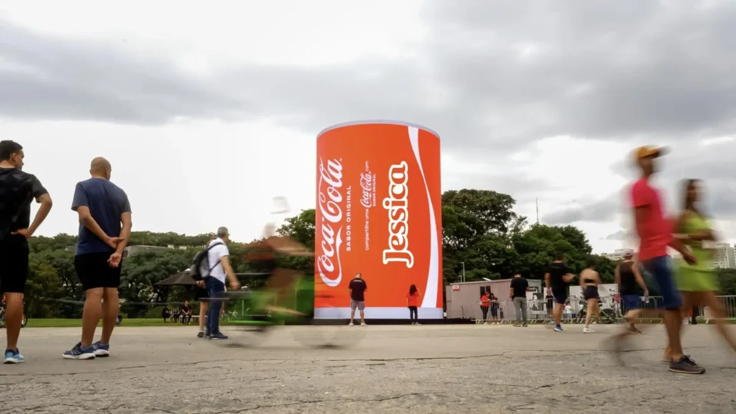 Já viu uma Coca-Cola desse tamanho? A famosa campanha “Compartilhe uma Coca-Cola” chegou ao Parque Villa-Lobos em grande estilo — literalmente! A lata interativa de 12 metros de altura exibe nomes personalizados em tempo real, como o da Jessica aí na imagem. Uma experiência divertida e cheia de significado que está conquistando os visitantes e movimentando as redes sociais. Já passou por lá?