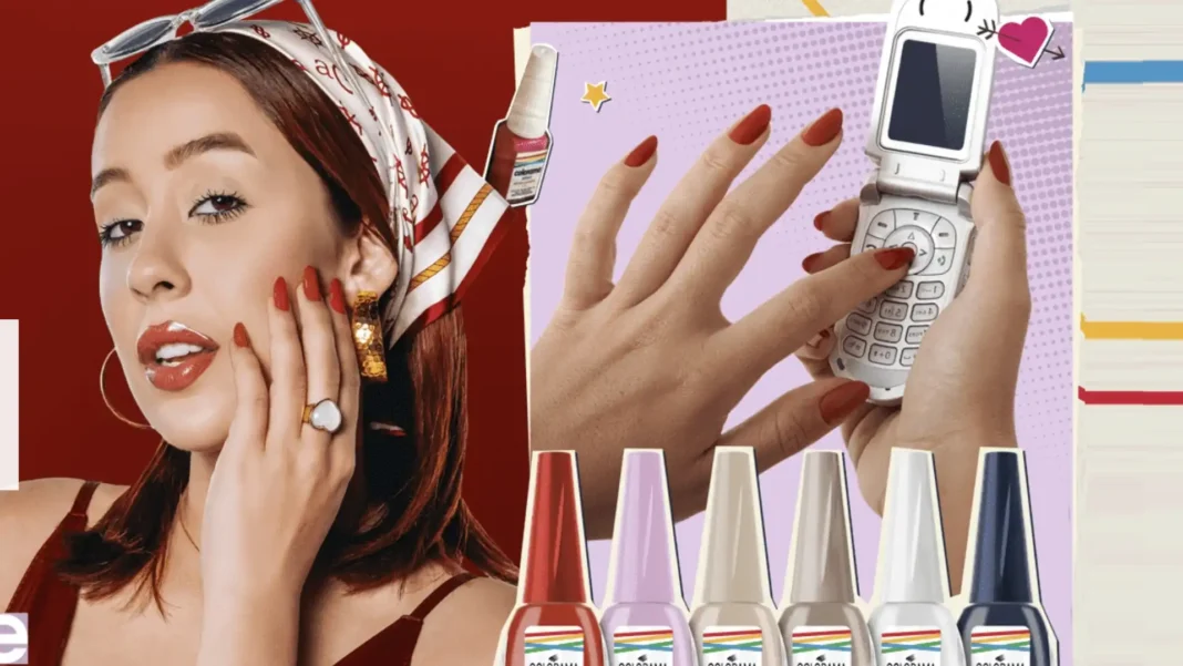 Imagem de Camila Pudim sorrindo, segurando esmaltes da Colorama, ao lado do logo da marca. A influenciadora foi anunciada como nova head criativa, marcando uma nova fase da marca com foco em tendências e inovação.