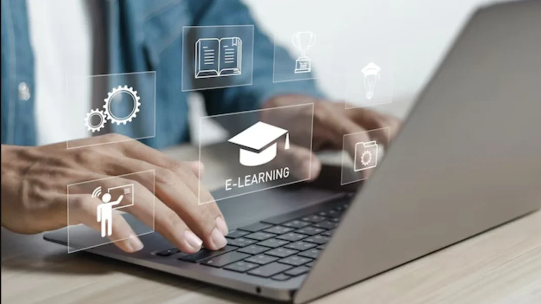 Pessoa concentrada estudando programação no computador durante curso online de tecnologia.
