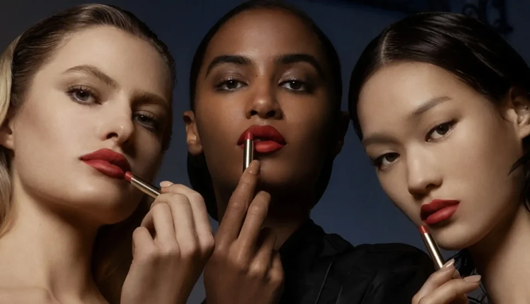 Três mulheres de diferentes estilos usando maquiagem da Dolce & Gabbana Beauty, com batons