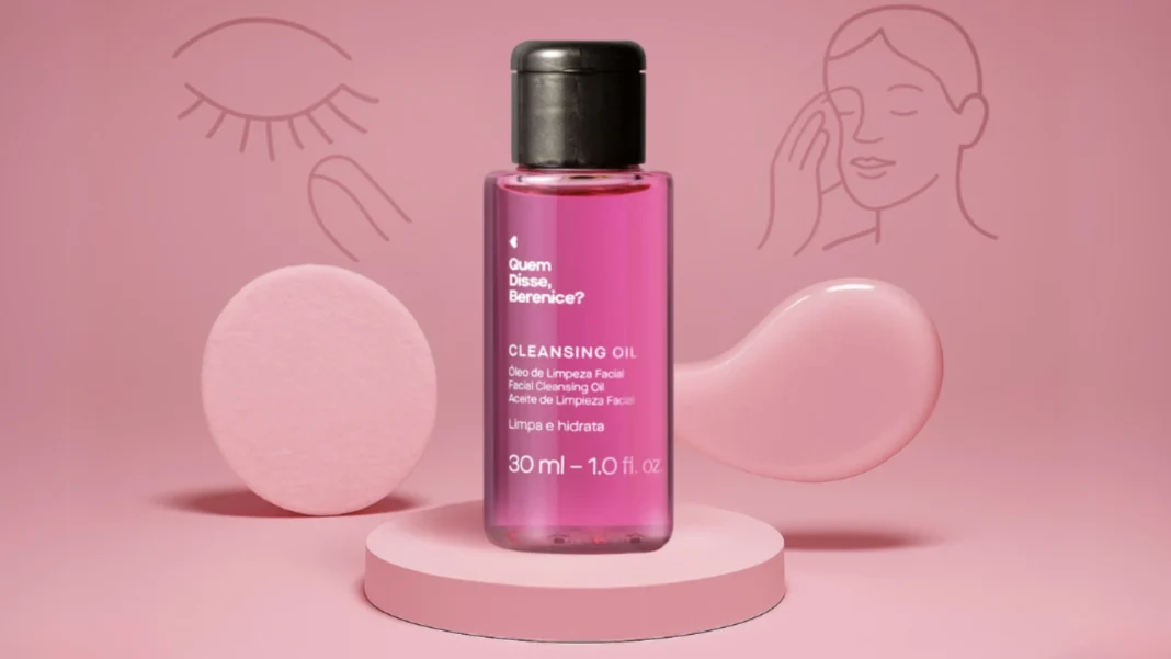 Frasco do Óleo de Limpeza Facial Cleansing Oil da Quem Disse, Berenice? com design moderno e compacto