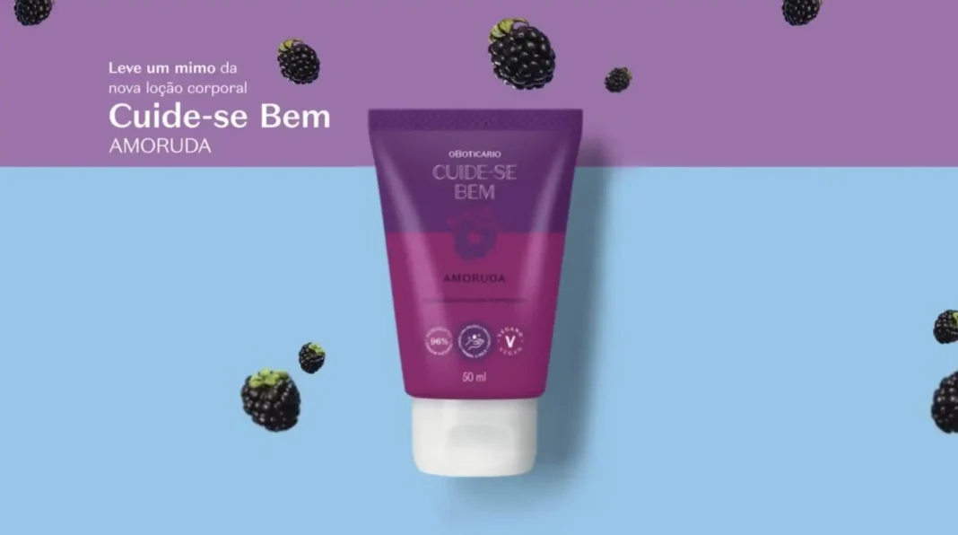 Um tubo roxo escuro da loção hidratante desodorante corporal O Boticário Cuide-se Bem Amoruda Blackberry, com amoras espalhadas ao redor.