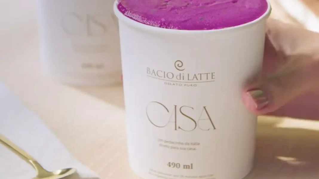 Pote branco de sorvete Bacio di Latte CISA de 490 ml com sorvete roxo vibrante.