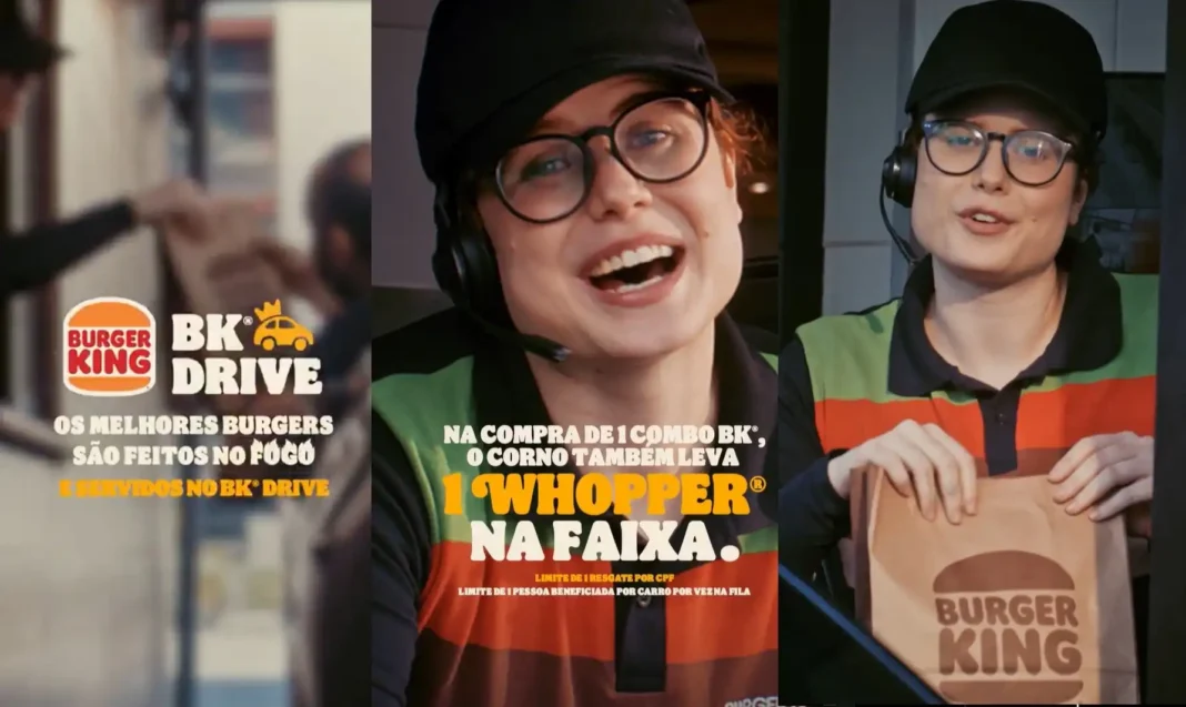 Cliente no drive-thru do Burger King recebendo Whopper grátis durante a campanha “Corno Drive-Thru” do Dia dos Namorados.