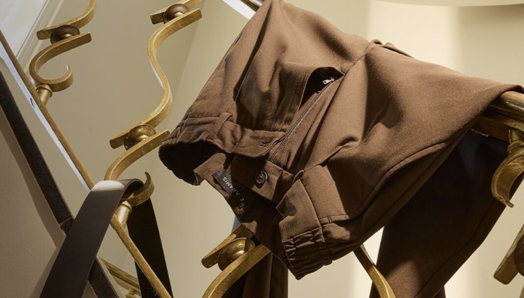 Calça amarela masculina exibida em fundo neutro, representando uma peça do guarda-roupa que pode ser doada na campanha (Ex)Change da Aramis.