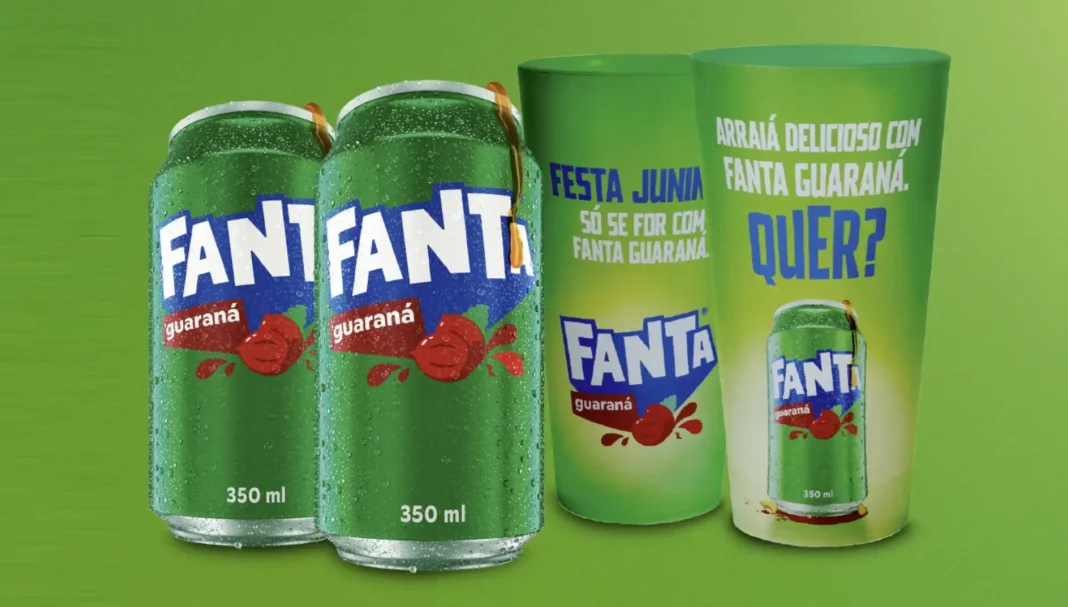 Duas latas de Fanta Guaraná de 350ml e dois copos temáticos da Fanta Guaraná para Festa Junina.