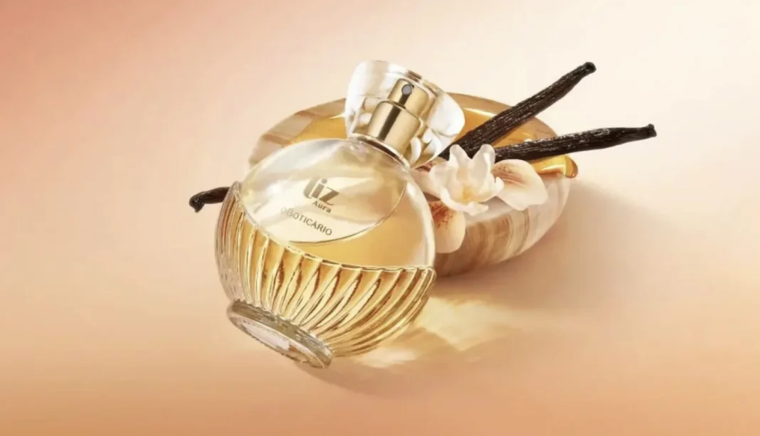 Um frasco de perfume redondo em tom dourado com a etiqueta 