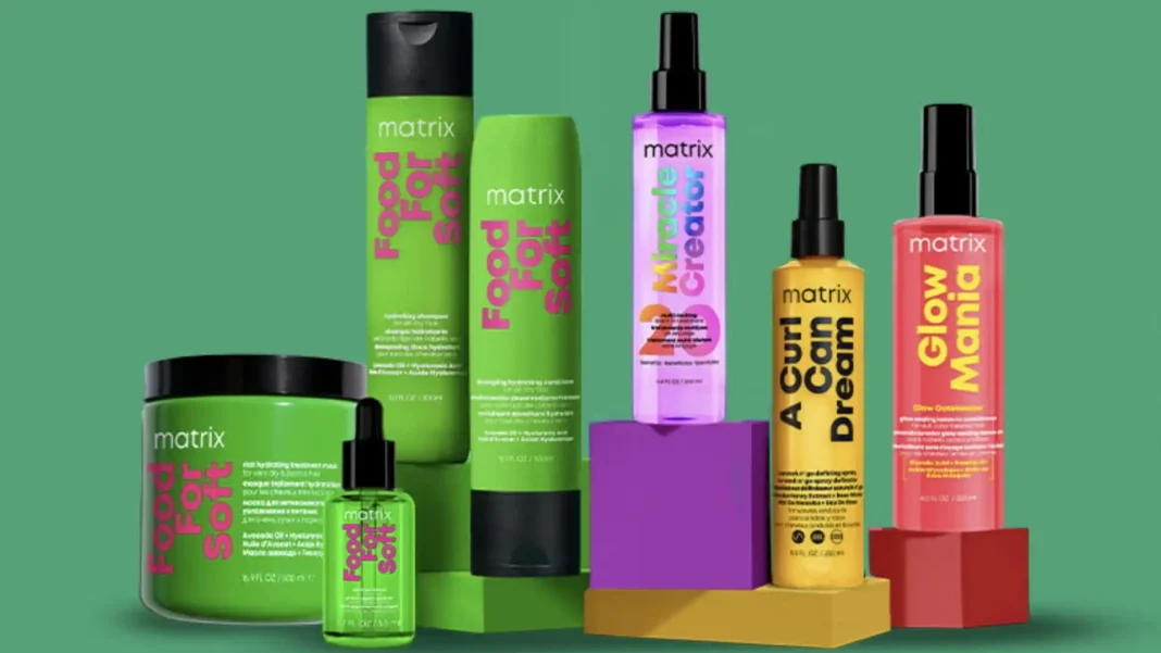 Produtos de cabelo Matrix da linha Food For Soft, Miracle Creator, A Curl Can Dream e Glow Mania em um fundo verde.