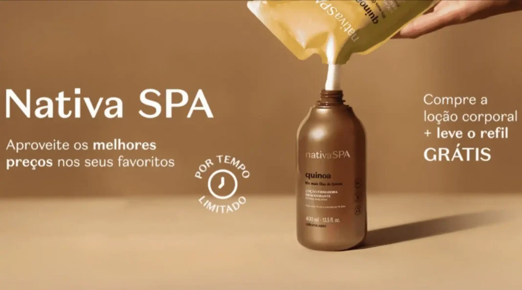 Um homem (não é possível determinar o gênero com clareza) está segurando um refil dourado de loção Nativa SPA Quinoa, despejando o produto em um frasco de loção corporal Nativa SPA Quinoa de 400ml.