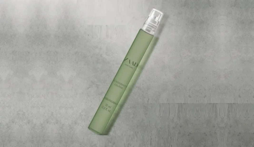 Frasco de 10ml do perfume do Boticário, com design compacto e elegante, posicionado sobre uma superfície neutra, ideal para uso em viagens ou para brindes promocionais.