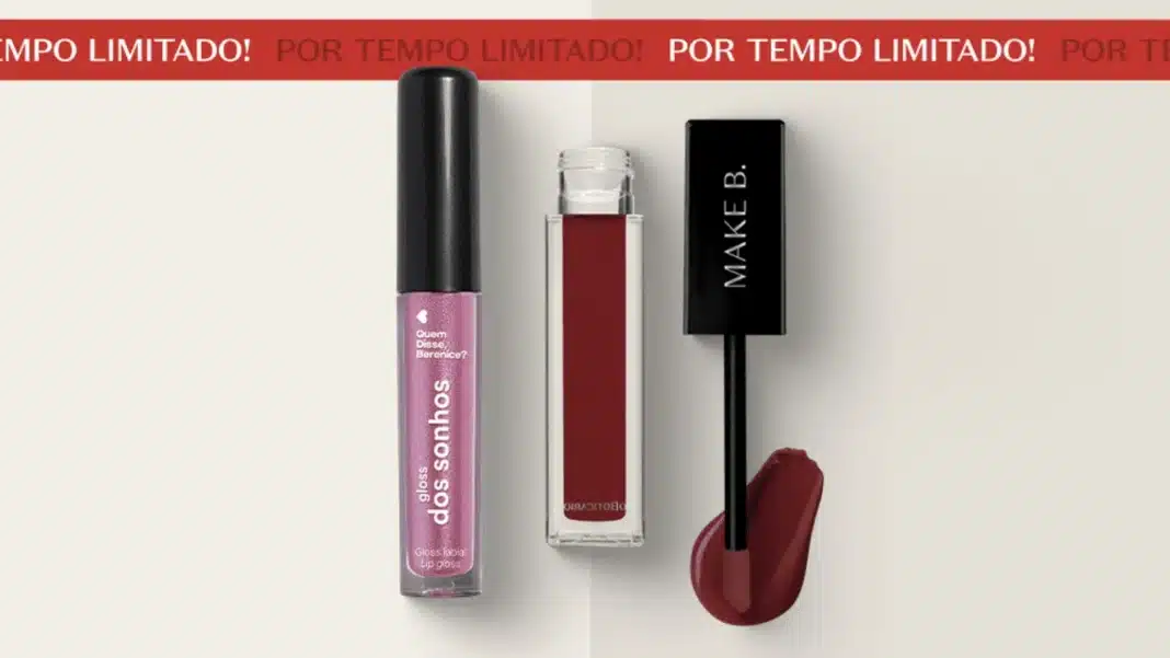 Dois batons líquidos e um gloss labial estão dispostos verticalmente sobre uma superfície branca, com uma faixa vermelha na parte superior.