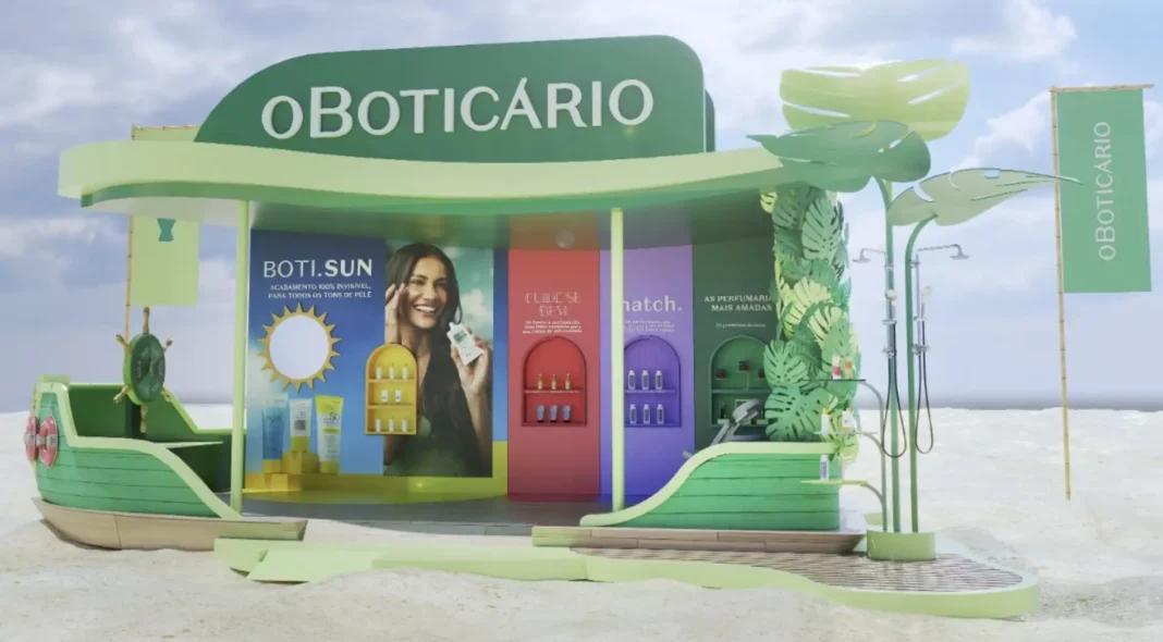 Um estande de praia da O Boticário com o tema Verão 2025, apresentando uma mulher sorridente segurando um produto Boti.Sun.
