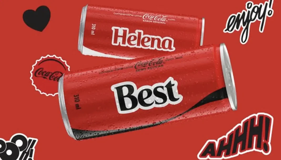 Duas latas de Coca-Cola personalizadas com os nomes 