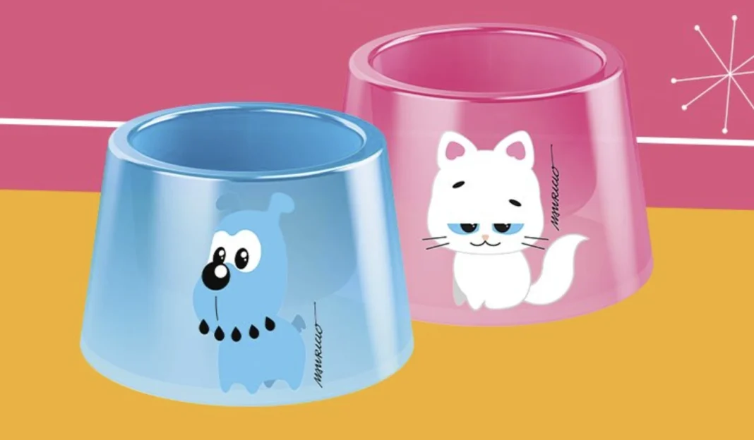 Duas tigelas translúcidas para animais de estimação, uma azul com um cachorro de desenho animado e uma rosa com um gato de desenho animado.