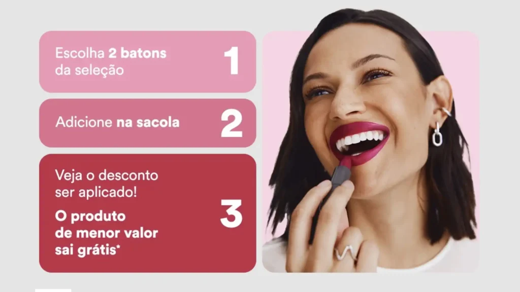 Uma mulher com cabelo escuro sorri enquanto aplica batom vermelho em seus lábios. À esquerda, há um infográfico de três passos sobre uma promoção de batons: 1. Escolha 2 batons da seleção; 2. Adicione na sacola; 3. Veja o desconto ser aplicado! O produto de menor valor sai grátis.