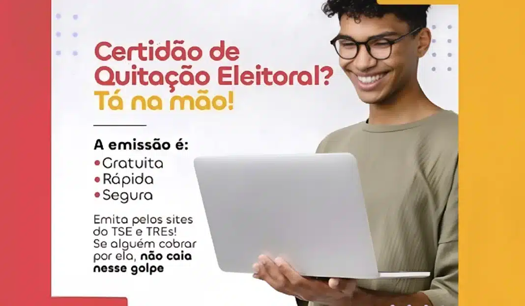 Um jovem sorridente de óculos olha para a tela de um laptop ao lado de um texto que anuncia a certidão de quitação eleitoral gratuita, rápida e segura no Brasil.