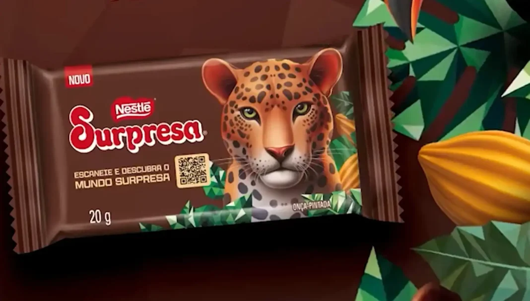 Uma barra de chocolate Nestlé Surpresa com a imagem de uma onça-pintada e um código QR.