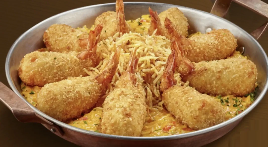 Camarões empanados sobre risoto