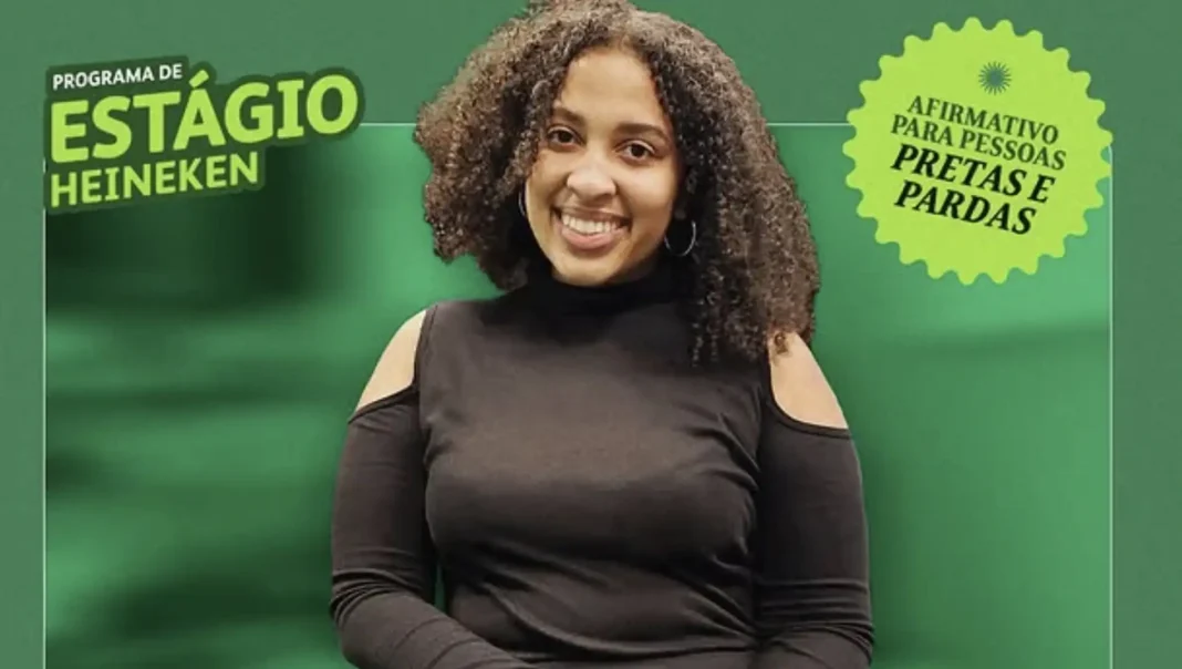 Mulher preta sorrindo com cabelo cacheado, em um banner verde promovendo o 