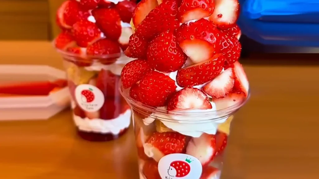 Delicioso copo com morangos