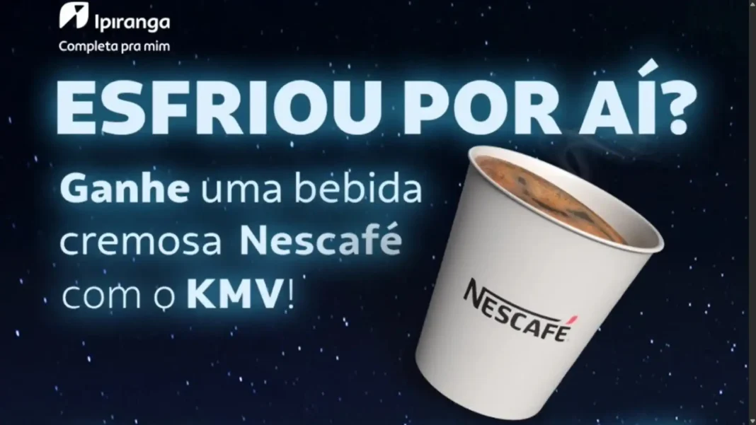: Um banner promocional da Ipiranga e Nescafé com um copo de Nescafé cremoso.