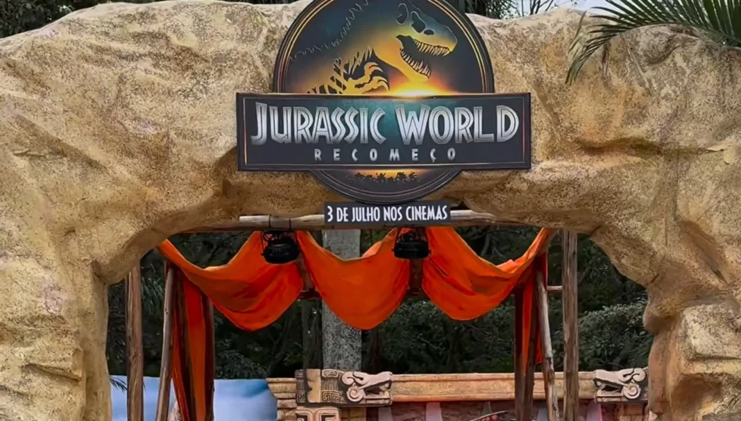 Crianças participam de escavação de fósseis na ativação de Jurassic World no Parque Villa-Lobos, em São Paulo, com dinossauros e fotos reveladas na hora.