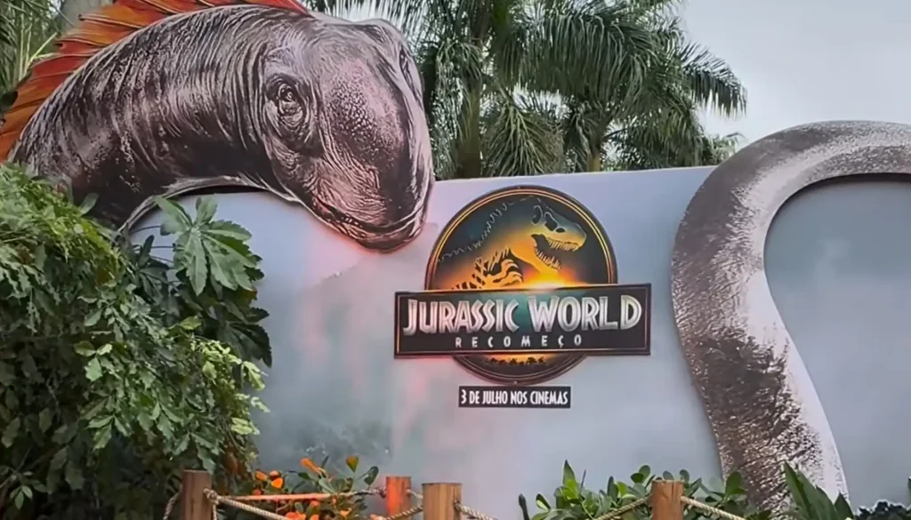 Dinossauro em tamanho real na entrada do evento Jurassic World no Parque Villa-Lobos, em São Paulo.