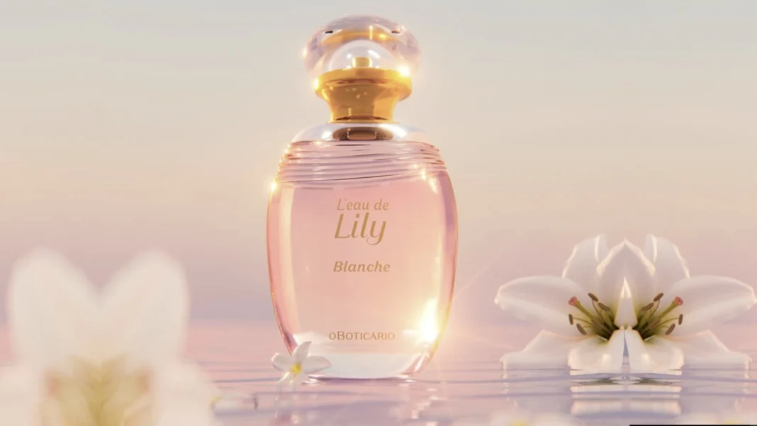 Um frasco de perfume L'eau de Lily Blanche da O Boticário em um fundo suave e iluminado por trás, com flores de lírio brancas em primeiro plano e ao redor.