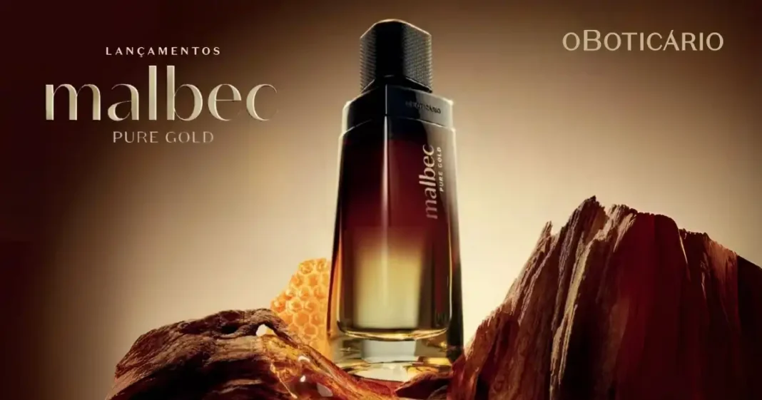 Frasco de perfume Malbec Pure Gold O Boticário em destaque, rodeado por elementos que remetem à madeira e mel.