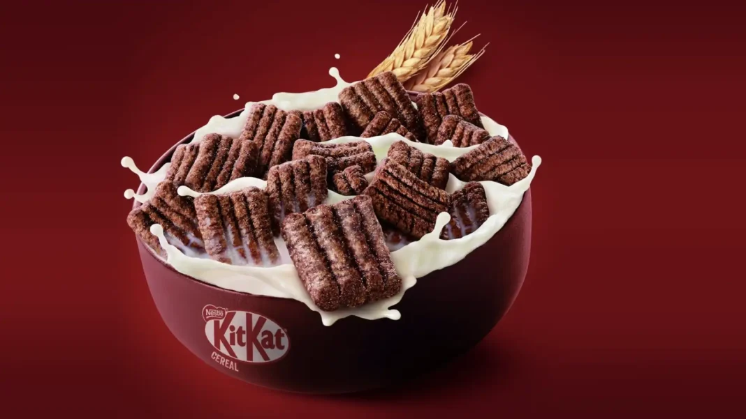 Um bowl marrom escuro com a logomarca da Nestlé Kit Kat Cereal está repleto de cereal Kit Kat e leite.