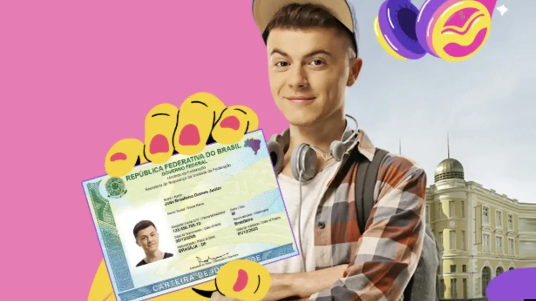 Texto Alternativo: Jovem sorridente segurando uma carteira de estudante brasileira, com fones de ouvido no pescoço e uma mochila. Ao fundo, um prédio histórico e elementos gráficos vibrantes de raios e fones de ouvido.