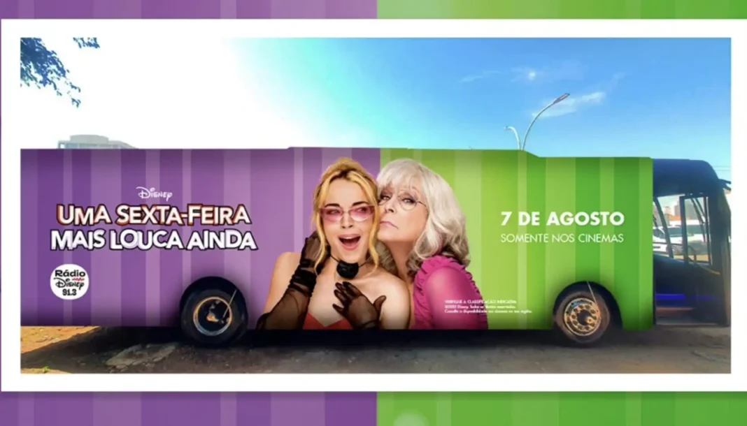 Um ônibus temático exibe um banner promocional para o filme 