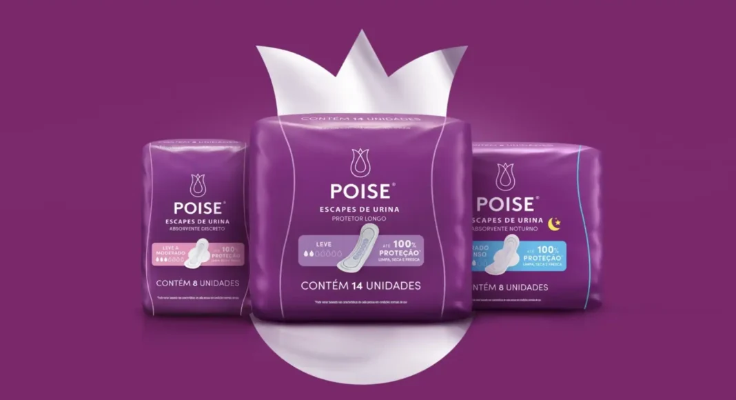 Três embalagens roxas de absorventes Poise para escapes de urina estão dispostas em um fundo roxo vibrante. A embalagem central, que é maior, exibe a inscrição 'POISE ESCAPES DE URINA PROTETOR LONGO' e indica 'CONTÉM 14 UNIDADES'. Uma forma de coroa branca se projeta por trás das embalagens.