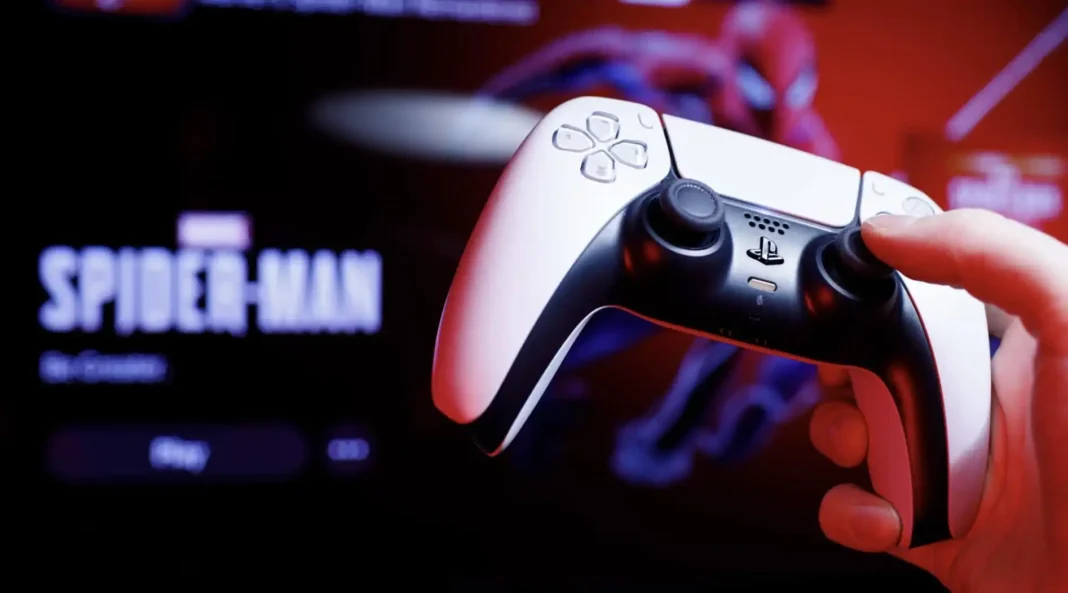 Uma mão segura um controle branco de PlayStation 5 em frente a uma televisão mostrando o menu do jogo 