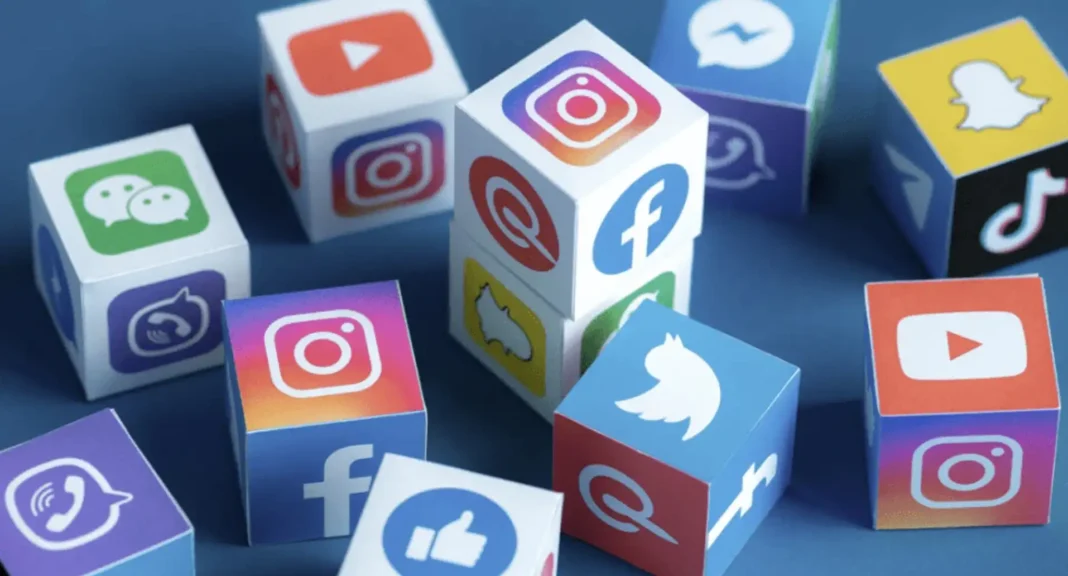 Cubos brancos e coloridos com ícones de plataformas de mídia social como Instagram, YouTube, Facebook e Twitter.