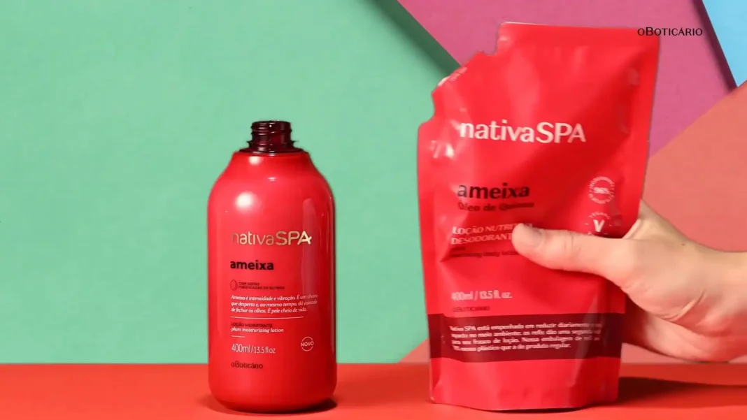 Um banner promocional do Boticário mostrando um refil de loção hidratante Nativa SPA Ameixa ao lado de uma embalagem regular do produto. O refil é uma embalagem flexível e avermelhada, enquanto a embalagem regular é uma garrafa rígida da mesma cor, com a tampa escura. Ambos os produtos têm o logo 'Nativa SPA' e 'ameixa' em destaque. O fundo é uma composição geométrica em tons de verde claro e rosa, e uma mão segura o refil à direita da imagem.