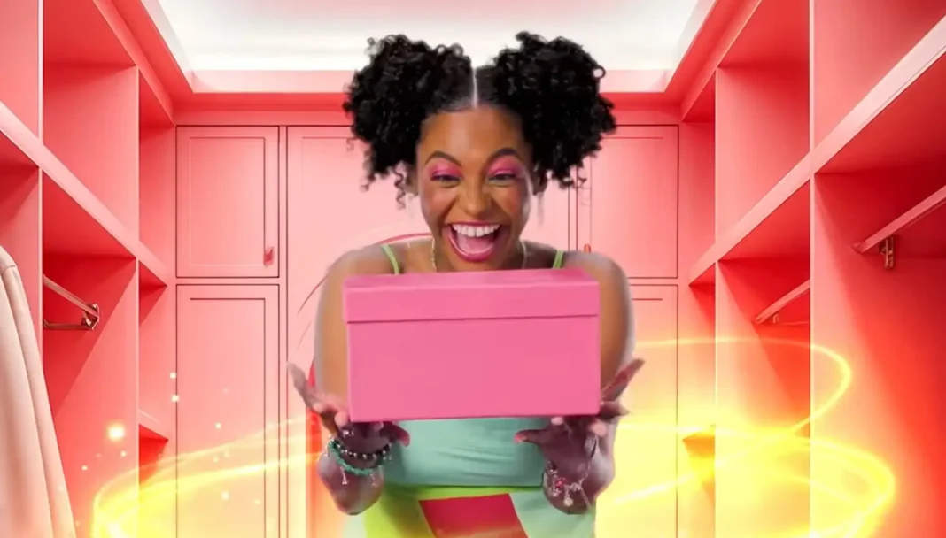 Uma mulher animada com cabelo crespo em dois coques, maquiagem rosa e um vestido verde, segura uma caixa de presente rosa em um armário vermelho-rosado, com brilhos e um anel dourado de energia ao redor dela.