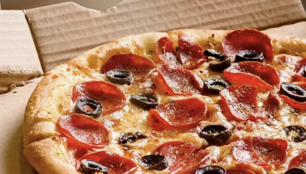 Pizza grande de pepperoni e azeitona preta.