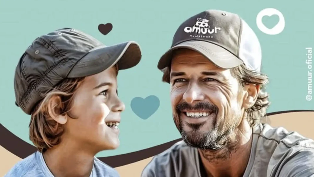 Foto de um pai e seu filho, ambos usando bonés. O pai, com barba e boné cinza e branco com o logo 