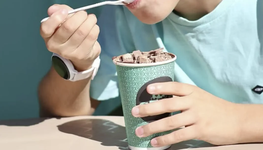 Garoto tomando um milkshake