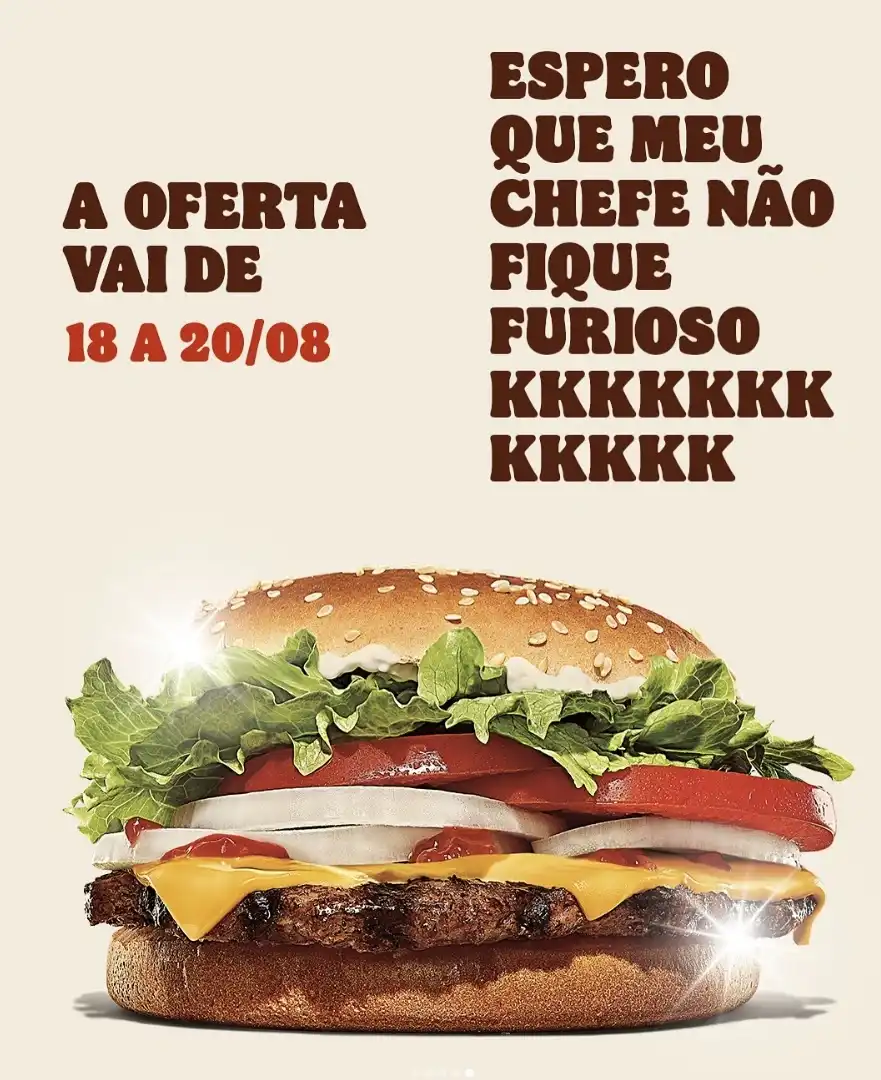 Hambúrguer de carne com queijo, alface, tomate e cebola em um pão com gergelim. No topo, há um texto que diz "ESPERO QUE MEU CHEFE NÃO FIQUE FURIOSO KKKKKKKK KKKKKK". À esquerda, outro texto informa "A OFERTA VAI DE 18 A 20/08".