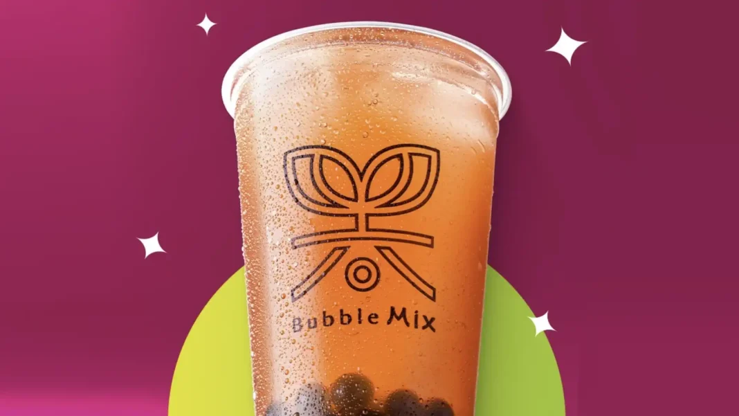 Copo de chá com bolhas de tapioca e gelo da Bubble Mix.