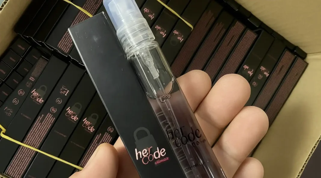 Amostras de perfume de O Boticário são mostradas em uma caixa de papelão.