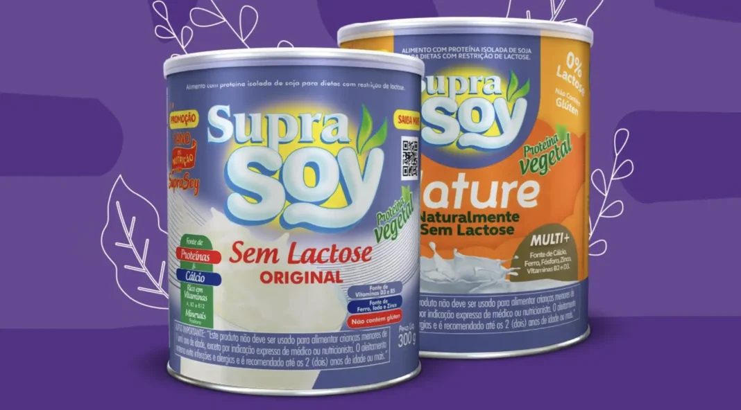 Uma embalagem de Supra Soy Sem Lactose Original e outra de Supra Soy Nature em pé, lado a lado, sobre um fundo roxo.