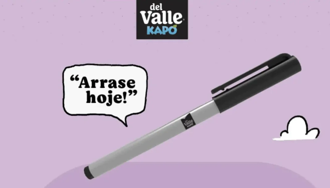 Um anúncio animado com um fundo roxo-claro, uma nuvem branca estilizada no canto inferior direito e um quadrado preto no topo com o logo 