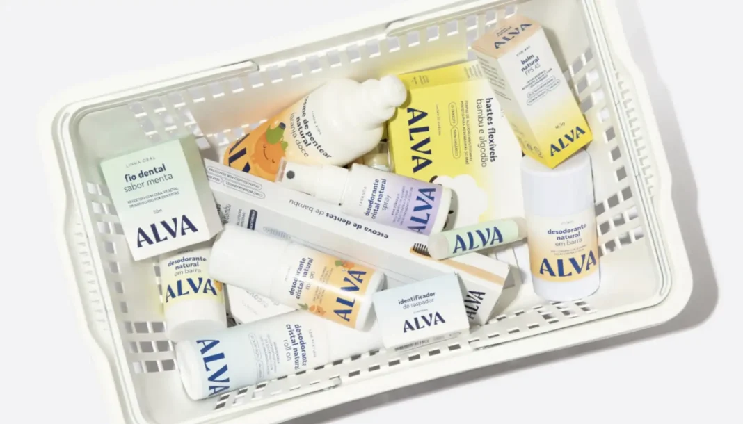 Cesta de plástico branca cheia de produtos de beleza naturais da marca ALVA, incluindo desodorantes, fio dental, escova de dentes, e balm labial.
